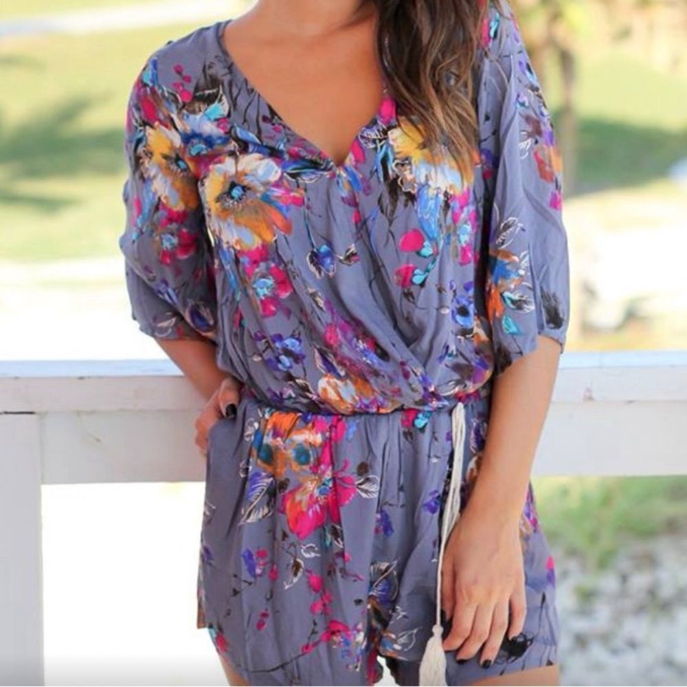 Umgee Gray Floral Bell Sleeve Shorts Romper Sz M
